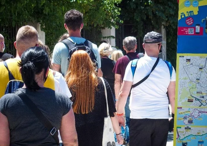 Κορονοϊός: Ξανά στα ύψη το ιικό φορτίο – Στο κόκκινο 71 περιοχές