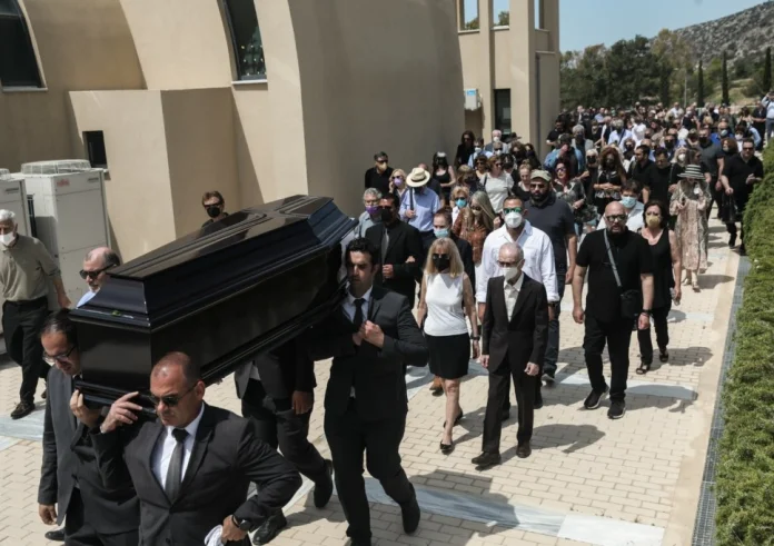 Κηδεία Δάκη: Πλήθος κόσμου στο τελευταίο αντίο του τραγουδιστή