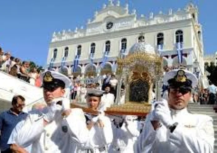 Δεκαπενταύγουστος: Ετοιμάζεται να γιορτάσει την Κοίμηση της Θεοτόκου η Τήνος