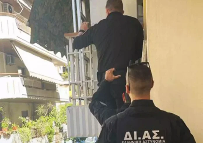 Αστυνομικοί σκαρφάλωσαν σε μπαλκόνι για να δώσουν τις πρώτες βοήθειες σε ηλικιωμένη