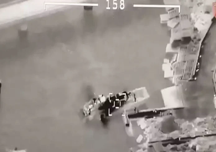 Ουκρανία: Βίντεο δείχνει drone να χτυπά ρωσικό πλοίο στο Φιδονήσι - Οι εχθρικές μονάδες θα καούν σαν κατσαρίδες