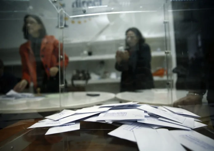 Ευρωεκλογές 2024: Πήγαν να ψηφίσουν στη Λάρισα και κλείστηκαν σε ασανσέρ