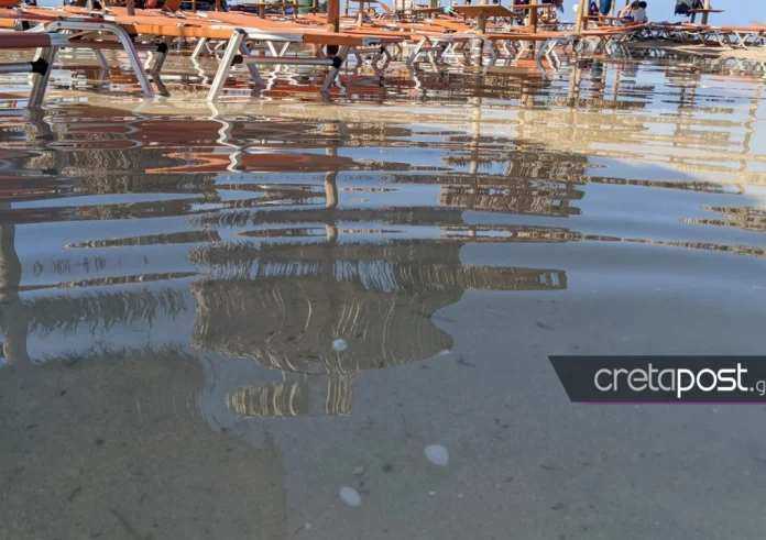 Ελαφονήσι: Σκουπίδια και ξαπλώστρες μέσα στη θάλασσα στον επίγειο «παράδεισο» της Κρήτης