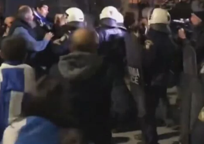 Κέντρο Αθήνας: Ξύλο και χημικά στην πορεία για την ενεργειακή ακρίβεια