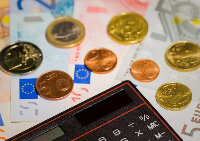 Επιστρεπτέα Προκαταβολή: Τσεκάρουν τις ενστάσεις στο ΥΠΟΙΚ – Τι πρέπει να επιστρέψει κάθε επαγγελματίας