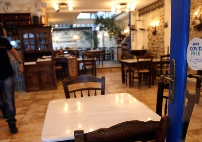 Έδωσε μεγάλο φιλοδώρημα σε σερβιτόρο και βρήκε τον μπελά του