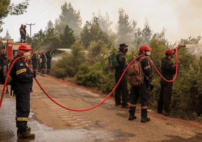 Βελτιωμένη η εικόνα στη φωτιά στην Πάρνηθα - Μάχη με τις αναζωπυρώσεις στα πύρινα μέτωπα