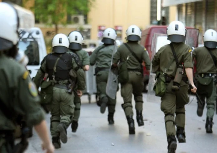 Εξάρχεια: Καταγγελίες για ρίψη χειροβομβίδων κρότου λάμψης από αστυνομικούς σε είσοδο πολυκατοικίας