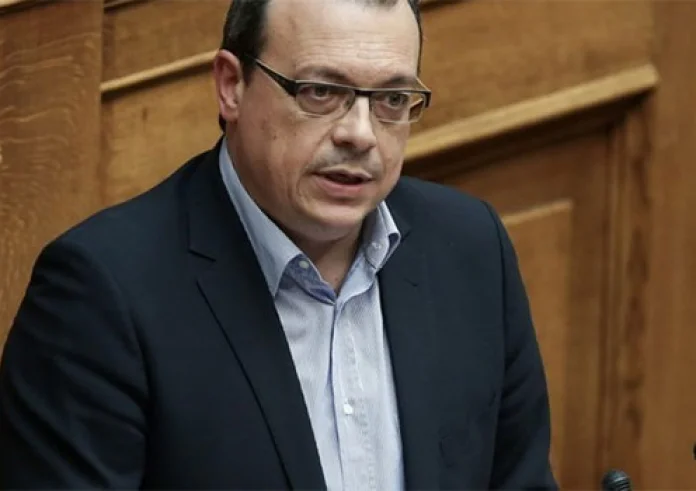 Φάμελλος: Δεν ακούτε τους απόδημους, τους εμπλέκετε στα κομματικά σας συμφέροντα