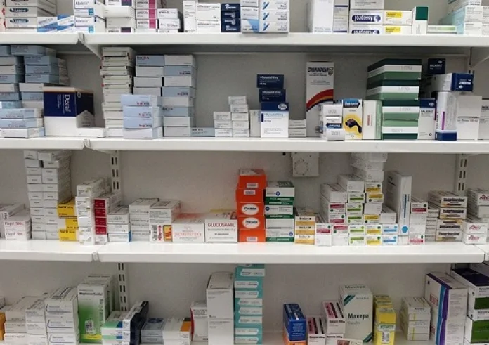 Πήγε στο φαρμακείο το πρωί κρατώντας μόνο ένα βιβλίο στα χέρια