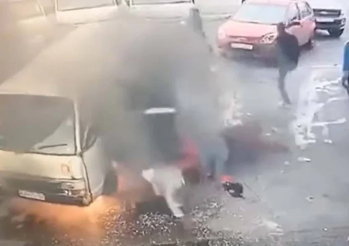 Βανάκι αρπάζει ξαφνικά φωτιά σε βενζινάδικο - Πήδαγαν από τα παράθυρα οι επιβάτες. Βίντεο