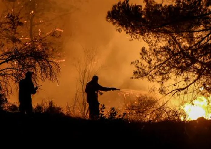 Ολονύχτια μάχη με τις φλόγες στην Εύβοια – Ανεξέλεγκτη μαίνεται η φωτιά στο Ρέθυμνο