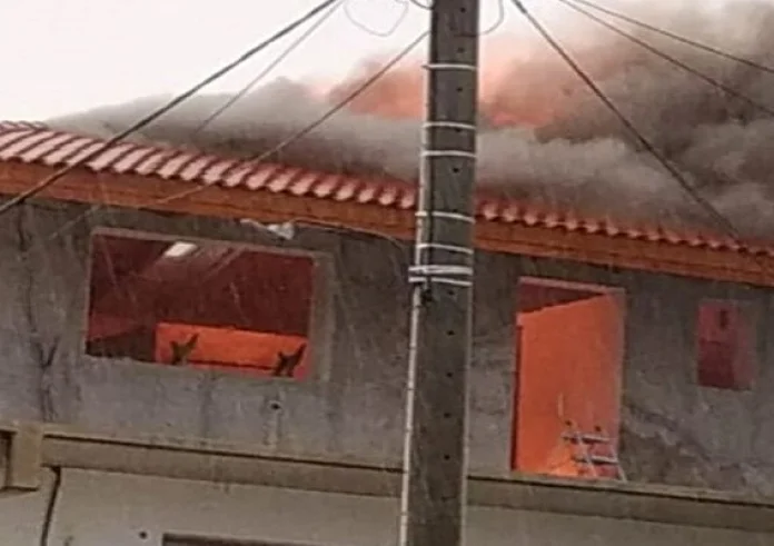 Φωτιά σε σπίτι από κεραυνό στη Ρόδο