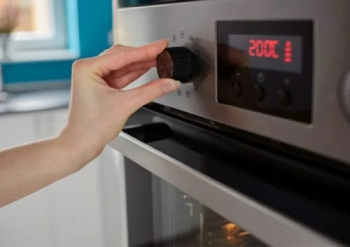 Πως να εξαφανίσεις σε 10 λεπτά τα λίπη από τον φούρνο