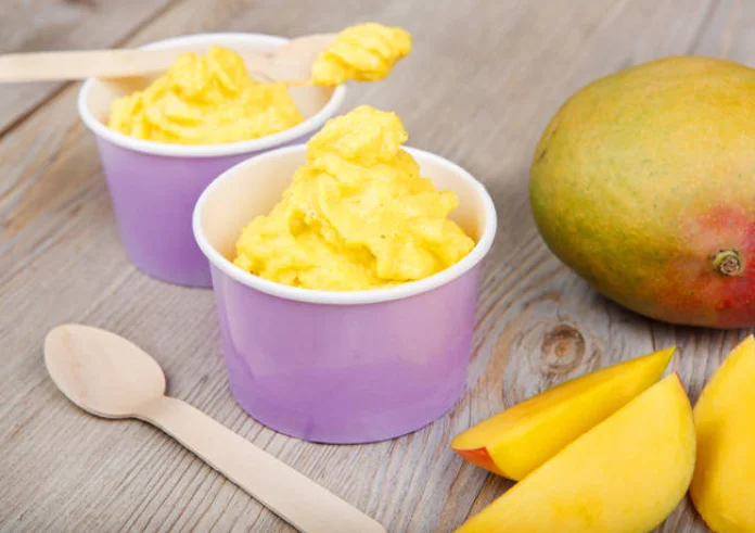 Σπιτικό frozen yogurt με γεύση μάνγκο