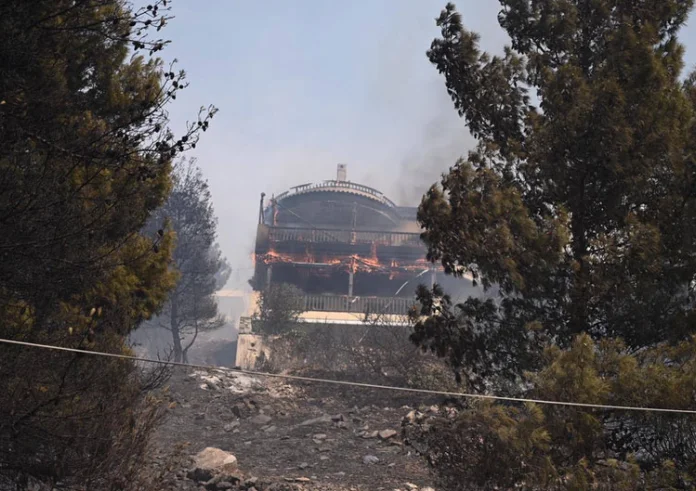 Φωτιά στη Βούλα: Ο πρώτος απολογισμός - 6.000 καμένα στρέμματα