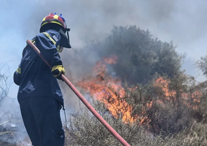 Φωτιά στη Βούλα: Σε ύφεση το πύρινο μέτωπο – Στη μάχη από το πρωί τα εναέρια μέσα