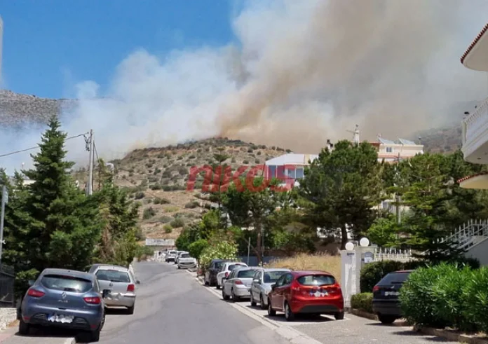 Φωτιά στη Γλυφάδα: Ποιοι δρόμοι είναι κλειστοί