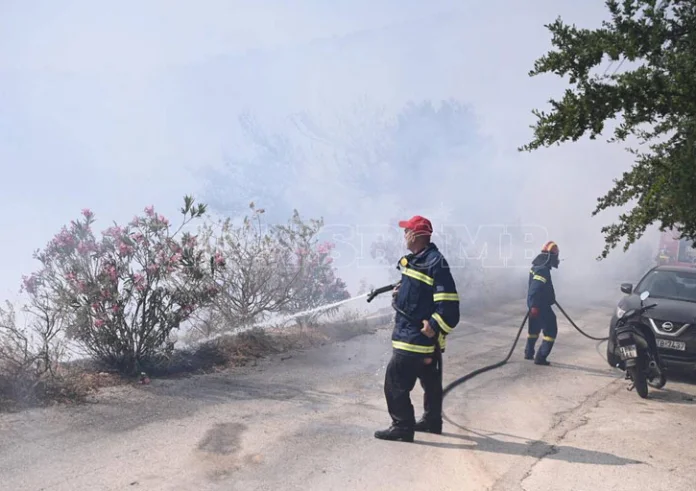 Φωτιά τώρα: Μάχη με τις αναζωπυρώσεις στη Βούλα - Προσπάθεια οριοθέτησης της πυρκαγιάς