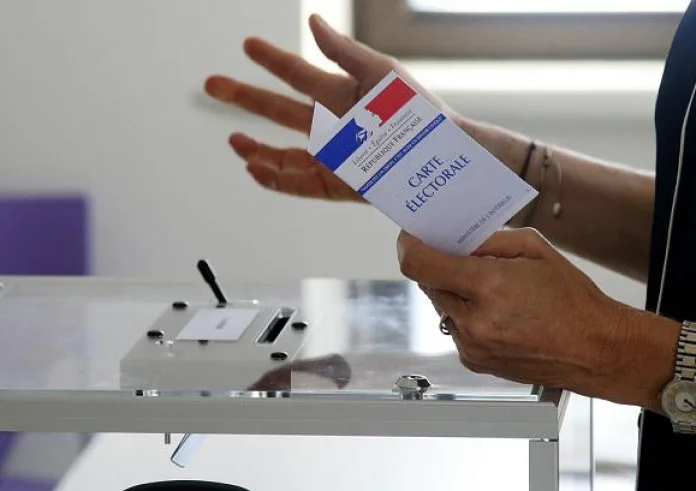 Γαλλία: Στο 65,5% η συμμετοχή-ρεκόρ στις εκλογές, αγωνία για τα αποτελέσματα