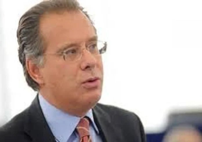 Κουμουτσάκος για πΓΔΜ: Προτιμότερη μία καλή λύση αργότερα