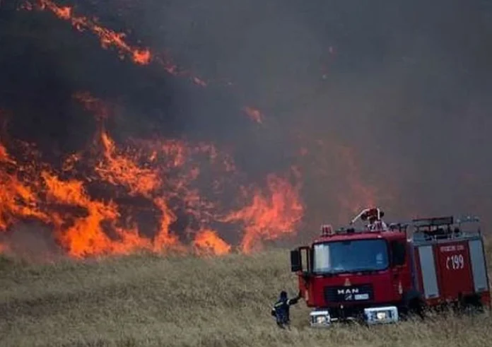 Υπό έλεγχο τέθηκε η πυρκαγιά στον Κουβαρά Αττικής