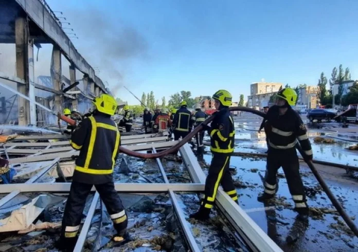 Ουκρανία: 18 νεκροί από το χτύπημα σε εμπορικό κέντρο στην Κρεμεντσούκ – Τουλάχιστον 36 οι αγνοούμενοι