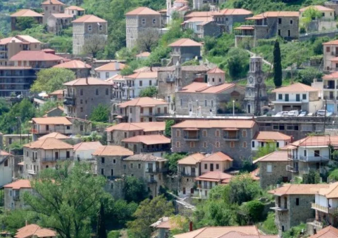 Το χωριό - outsider που γέμισε από νωρίς για Χριστούγεννα