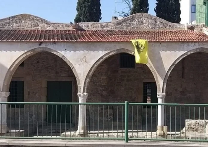 Τουρκικά ΜΜΕ: Κρέμασαν βυζαντινή σημαία σε τζαμί στη Λάρνακα