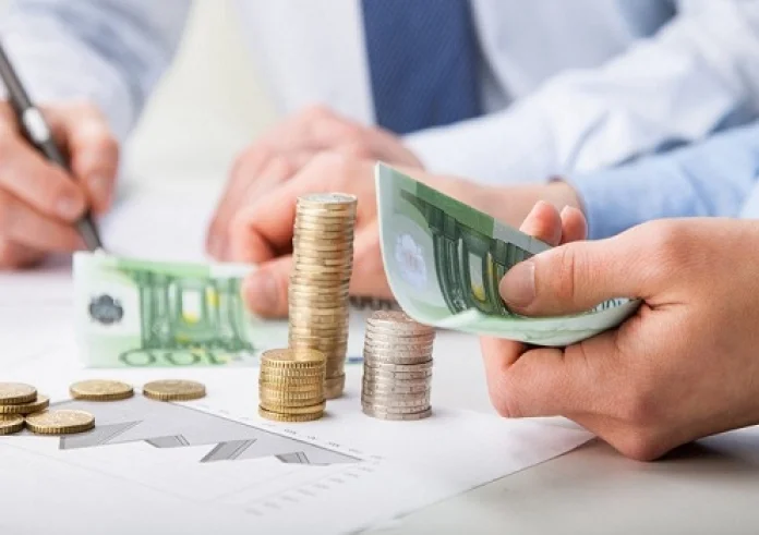 Προϋπολογισμός 2024: Τι φέρνει στις τσέπες των πολίτων, δημόσιων υπαλλήλων, συνταξιούχων