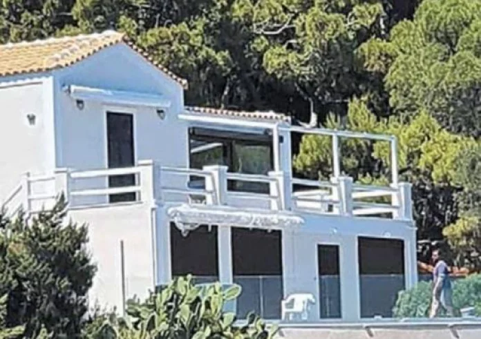 Σούνιο: Επεισόδιο έξω από το σπίτι του Τσίπρα με συνεργείο του Mega και αστυνομικούς