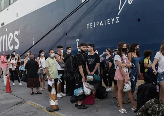 Πειραιάς: Αργοπορημένος επιβάτης γαντζώνεται από τον καταπέλτη για να μπει στο πλοίο