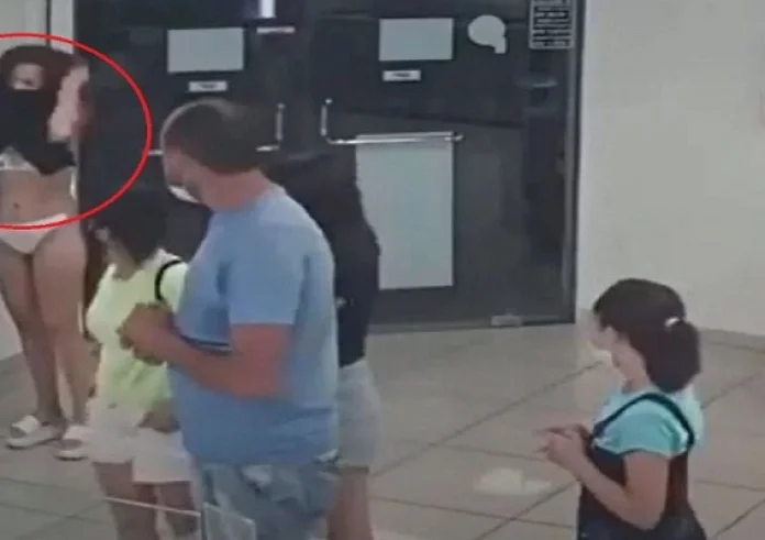 Έμεινε με τα εσώρουχα για να κάνει το φόρεμα της μάσκα για τον κορονοϊό