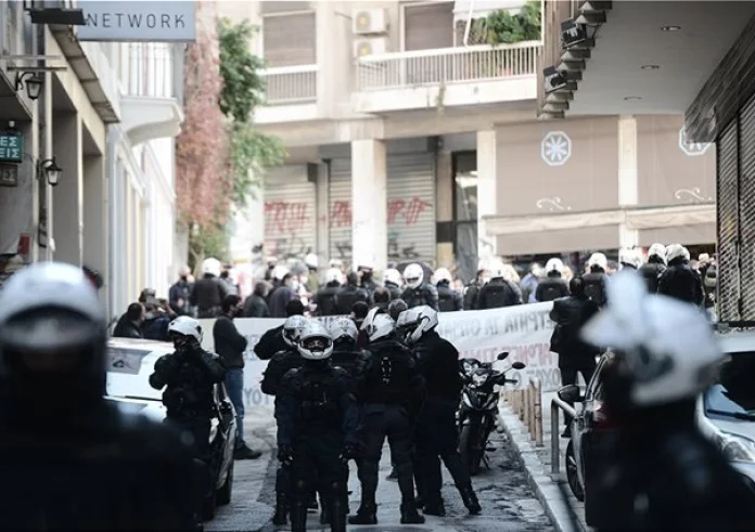Επέτειος δολοφονίας Γρηγορόπουλου: Πάνω από 100 προσαγωγές. Σε αστυνομικό κλοιό τα Εξάρχεια