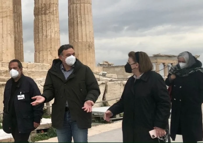 Αυτοψία Μενδώνη στην Ακρόπολη ενόψει της επαναλειτουργίας των αρχαιολογικών χώρων