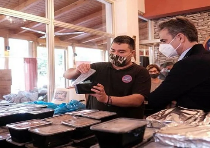 Σε ταβέρνα στο Κερατσίνι ο Κυριάκος Μητσοτάκης - Μοίρασε φαγητό σε όσους έχουν ανάγκη