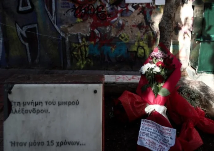 Ένας γέρος δάσκαλος είμαι που δεν βγαίνει από το σπίτι του και την Κυριακή θα πάει στο μνημείο του Αλέξανδρου