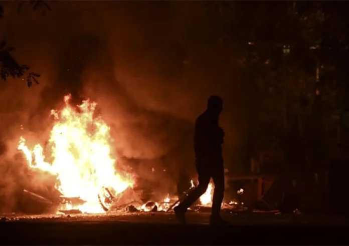 Πολυτεχνείο - Σοβαρά επεισόδια στην Πάτρα: Βροχή από μολότοφ - Φωτιά σε πολυκατοικία