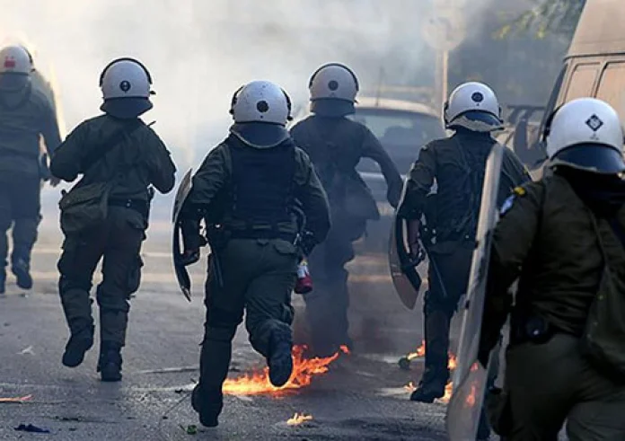 Πεδίο μάχης τα Εξάρχεια: Πόλεμος ανάμεσα σε αντιεξουσιαστές και αστυνομία