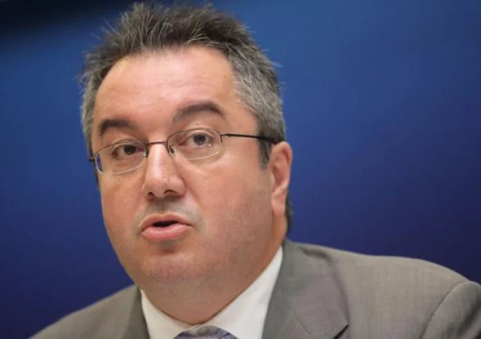 Μόσιαλος: Τα εμβόλια προστατεύουν εμάς, άγνωστο αν εμποδίζουν τη διασπορά της νόσου