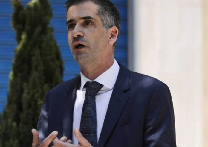 Νίκος Παππάς τρολάρει Κώστα Μπακογιάννη με ανασκαφή για την Πολιτεία του Πλάτωνα
