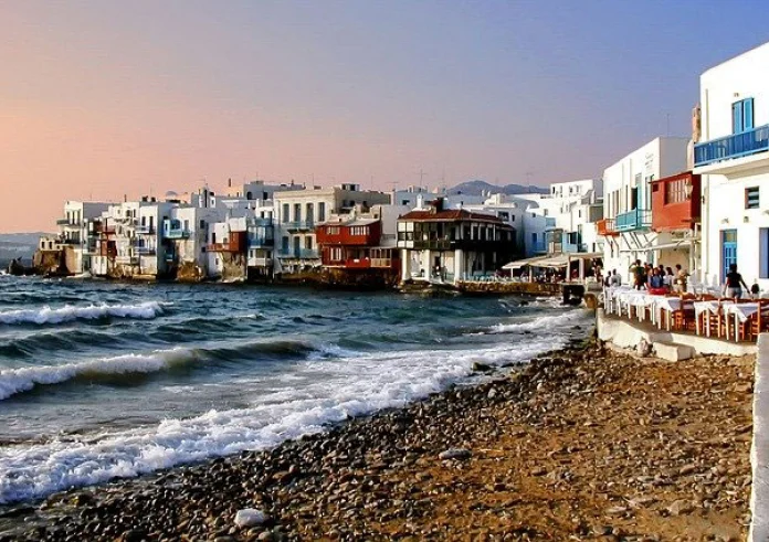 Το πιο ακριβό πιάτο του φετινού καλοκαιριού σε σχήμα δωδεκάποντης γόβας από πορσελάνη