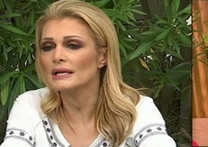 Nατάσα Θεοδωρίδου: Όταν ήμουν μικρή η μαμά μου με τάιζε να μην τραγουδάω. Δεν την άκουγα