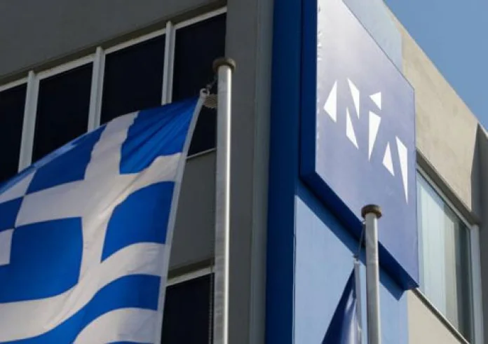 Πάτρα: Μπογιές πέταξαν τέσσερα άτομα στα γραφεία της ΝΔ στην Πάτρα