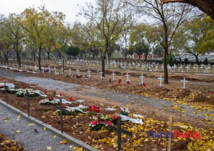 Σοκάρουν οι εργάτες στα κοιμητήρια Θέρμης: Σκάβουμε τάφους μέσα στο σκοτάδι