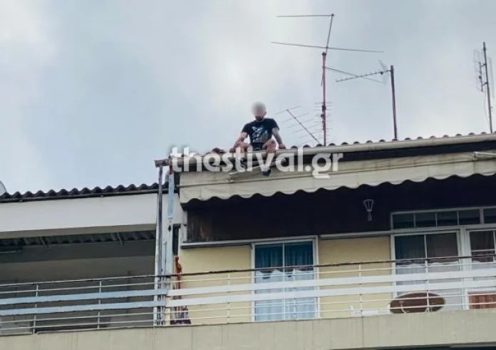 Θεσσαλονίκη: 25χρονος απειλεί να πηδήξει στο κενό από ταράτσα πολυκατοικίας