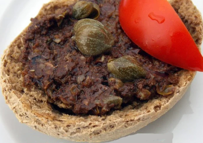 Ντάκος με πολτό ελιάς, κάππαρη και αντζούγιες