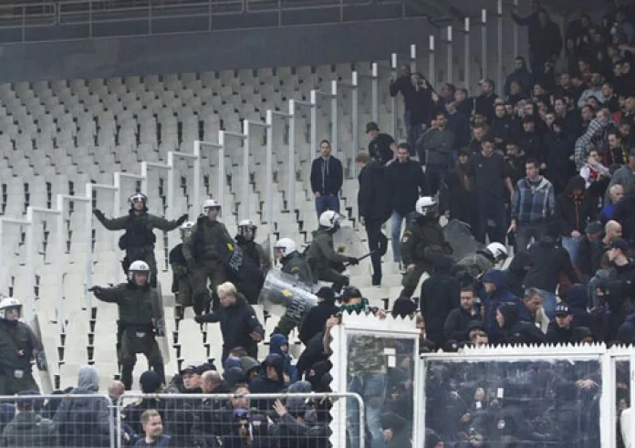 Άγρια επεισόδια και τραυματισμοί στο ΟΑΚΑ στον αγώνα της ΑΕΚ με τον Άγιαξ
