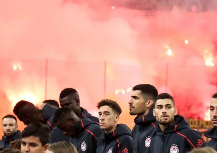 Επεισόδια έξω από το ΟΑΚΑ. Έκαψαν περιπολικό