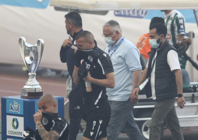 Παναθηναϊκός - ΠΑΟΚ: Αποπνικτική ατμόσφαιρα και καθυστέρηση στην έναρξη του τελικού